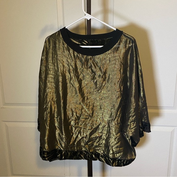 Unique over size fuzzy black and gold top - Picture 5 of 6
